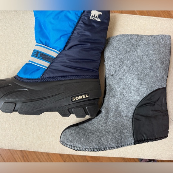 Kid’s SOREL snow boot with pull out lining! Like new condition, size youth 4. - Picture 5 of 7